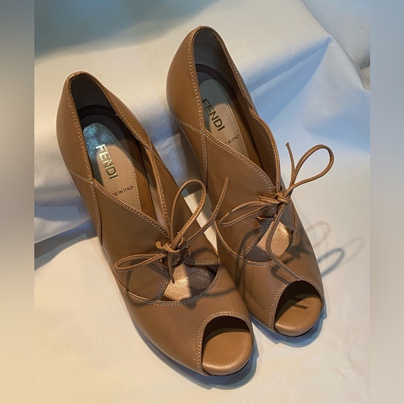 Caramel Color Fendi Made In Italy Vero Cuoio Size: 39 U.S Size: 8.5 Leather - Picture 3 of 5
